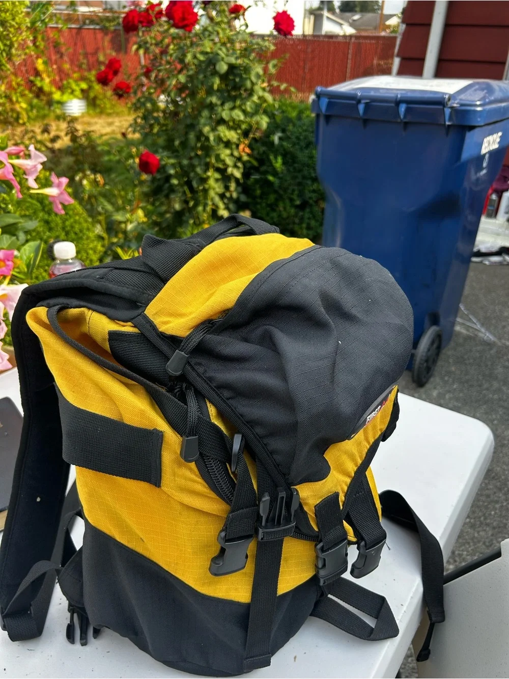 First down Men’s Yellow & Black Hiking Backpack Sz 18”x12”x8”